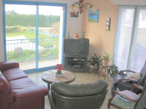 Argol - Maison de Keric Bian - Salon avec TV et vue sur la mer