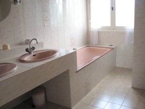 Telgruc - Maison de Kerthomas - Salle de bains (baignoire & douche) � l'�tage