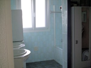 Crozon - Maison rue Poulpatr� - Salle de bains (baignoire, LL, s�che-linge)