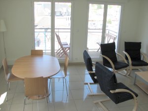 Crozon - T3 � Morgat (n�24) - Salon / salle � manger avec balcon et TV