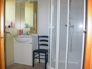 Camaret - Penty de Kerloc'h - Salle d'eau au RdC (baignoire � l'�tage)