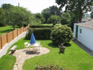 Crozon - Penty � Landaoudec - Le jardin  clos avec salon (vue depuis l'�tage)